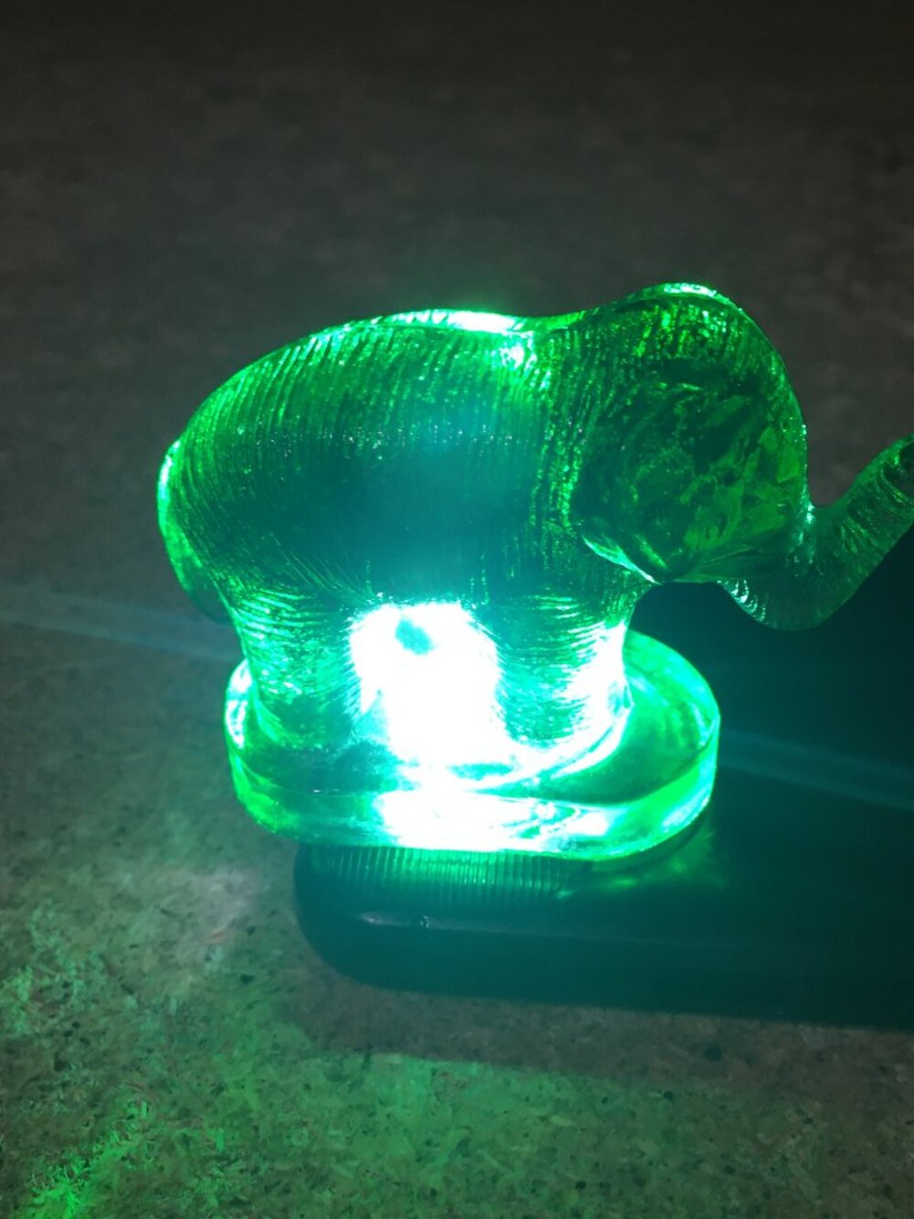 VINTAGE 80S MOSSER GREEN ART GLASS TRUNK UP ELEPHANT LUCKY FIGURINE - Picture 5 of 7